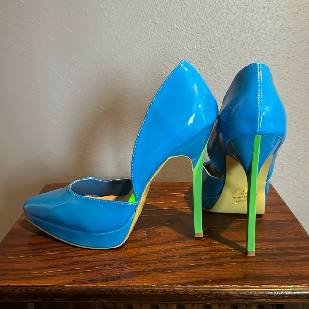 2 Lips Too, Too Thrust size 8 blue/ green pumps